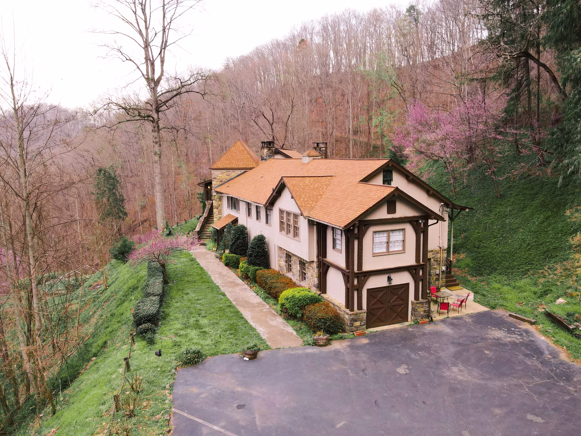 Aerial view of the entire lodge, driveway and lawn in spring